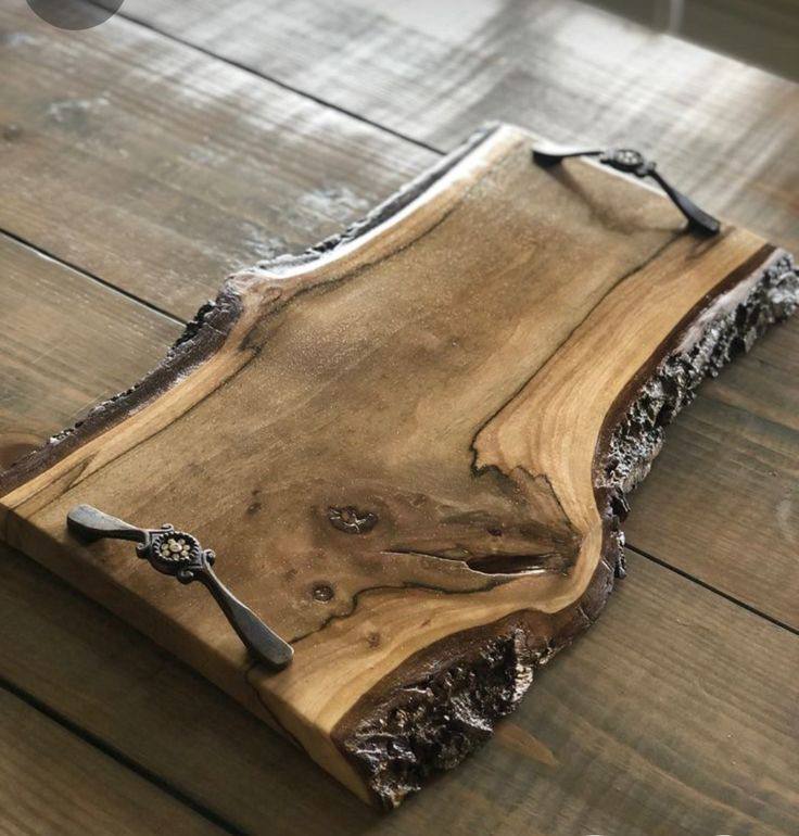 Сервірувальна дошка нестандартної форми з ручками — Горіх, метал, ≈ 30×50 см — KOSHKA